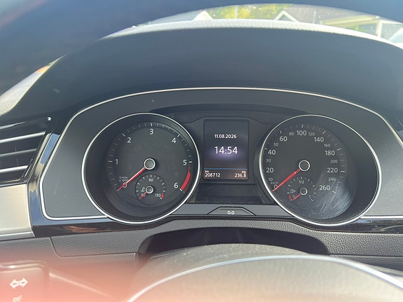 Volkswagen Passat 9 of 11