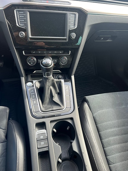 Volkswagen Passat 2 of 11