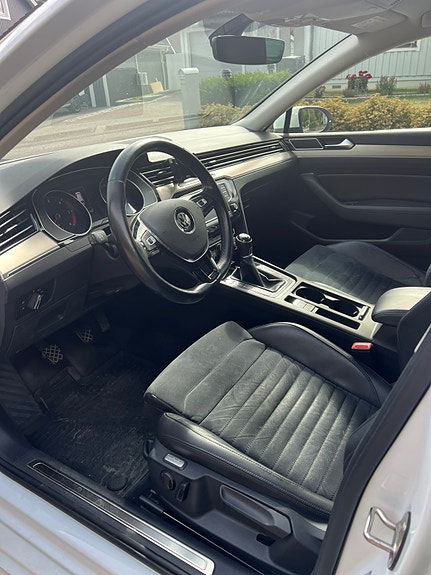 Volkswagen Passat 3 of 11