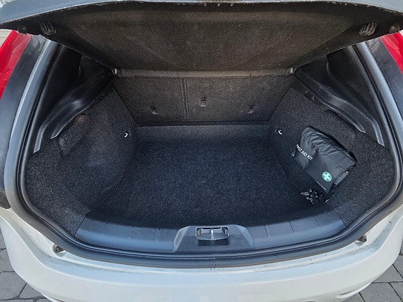 Volvo V40 12 of 18