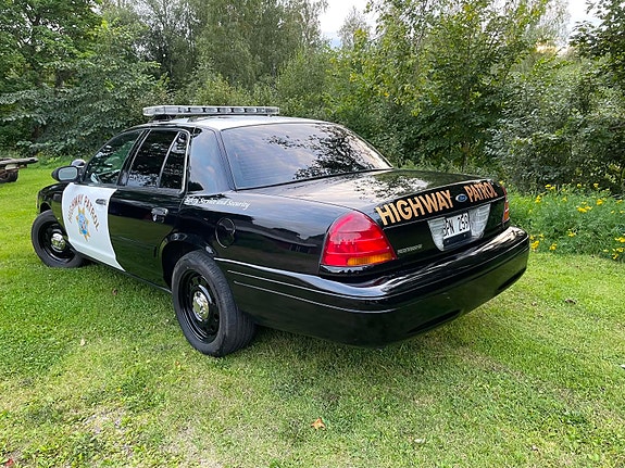 Ford Crown Victoria 2 of 7