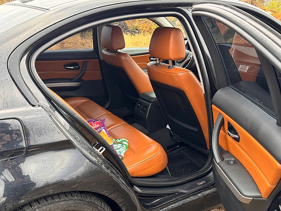 BMW 320i 3 of 6