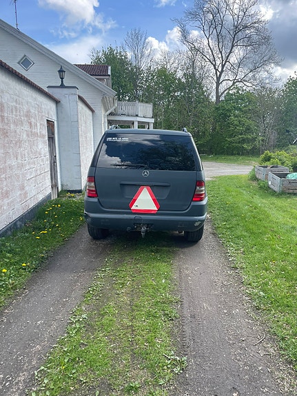Mercedes-Benz ML320 7 of 8