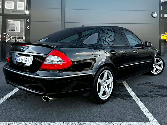 Mercedes-Benz E200 4 of 6
