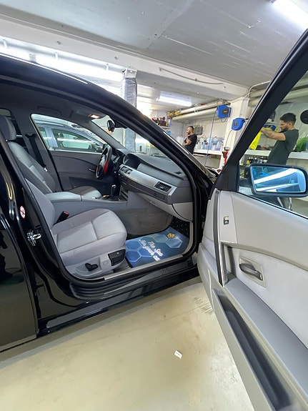 BMW 520i 2 of 6