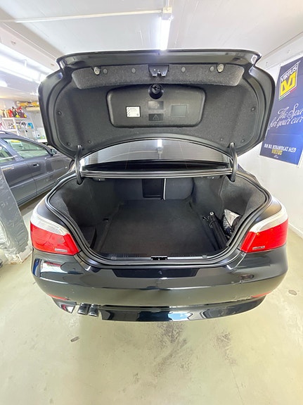 BMW 520i 4 of 6