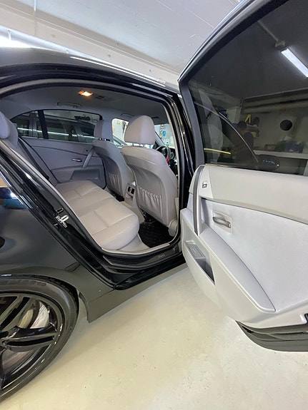 BMW 520i 3 of 6