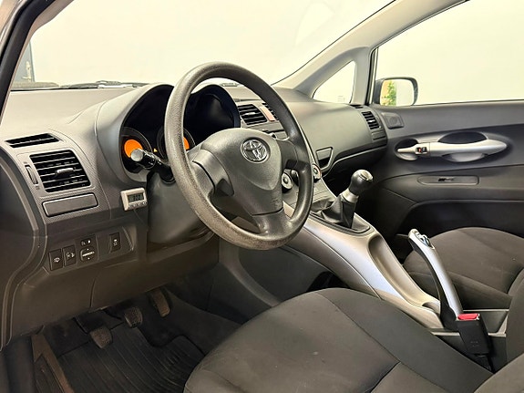 Toyota Auris 10 of 26