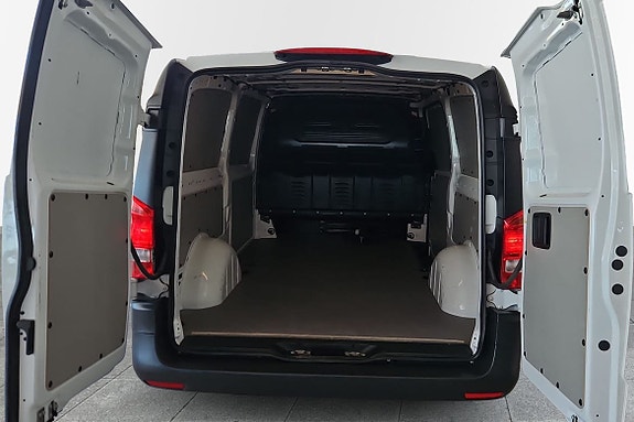 Mercedes-Benz eVito Tourer 10 of 13