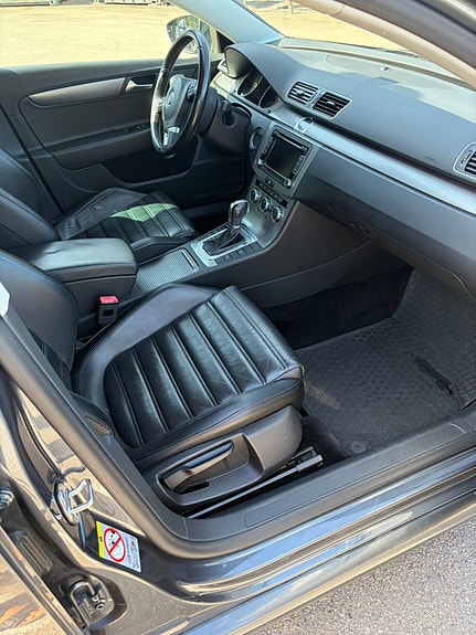 Volkswagen Passat 12 of 14