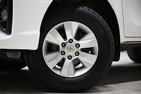 Toyota HiLux 3 of 30