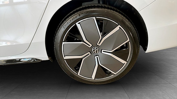 Volkswagen Passat 6 of 17