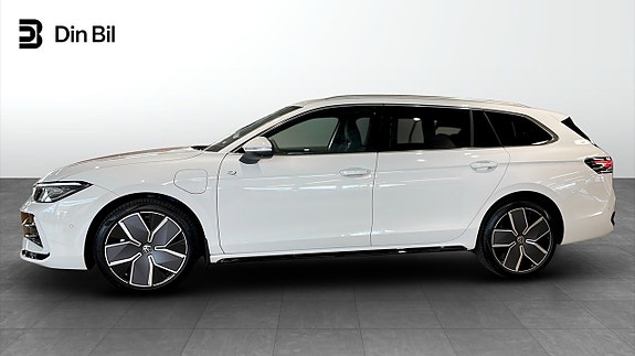 Volkswagen Passat 2 of 17