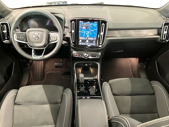 Volvo XC40 6 of 16