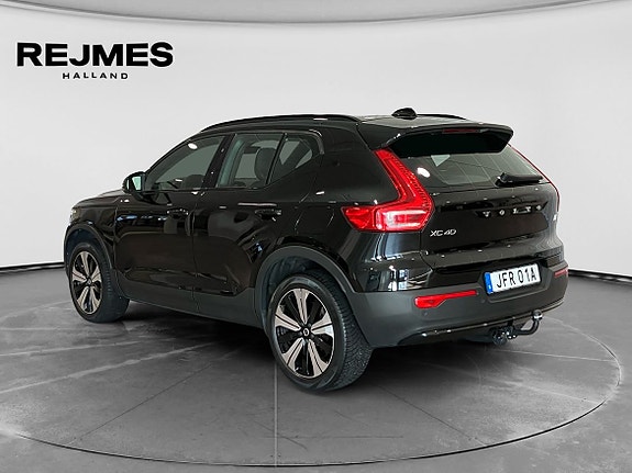 Volvo XC40 2 of 16