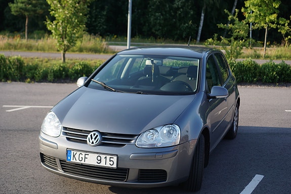 Volkswagen Golf V 2 of 9