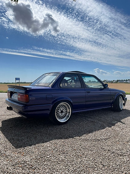BMW 320i 4 of 12