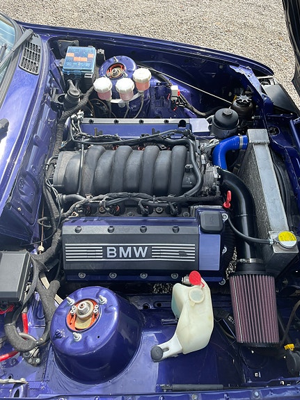 BMW 320i 8 of 12