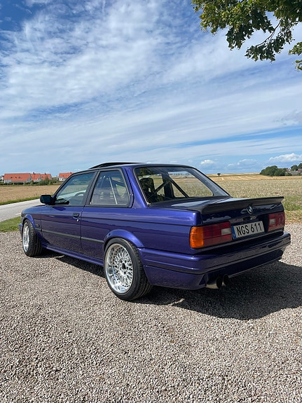 BMW 320i 3 of 12