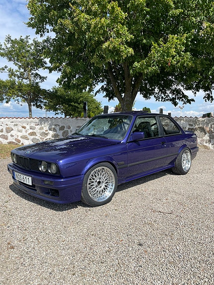 BMW 320i 2 of 12