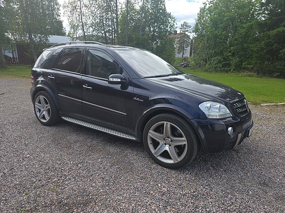 Mercedes-Benz ML63 2 of 5