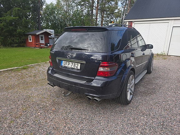 Mercedes-Benz ML63 3 of 5