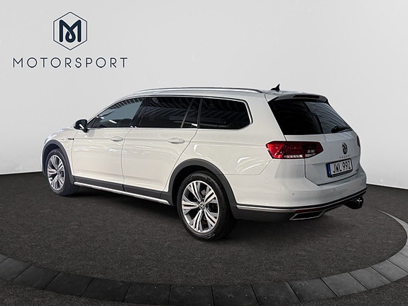 Volkswagen Passat Alltrack 4 of 16