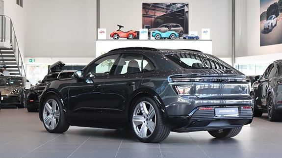 Porsche Macan Turbo 2 of 10