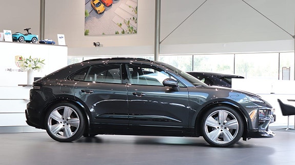 Porsche Macan Turbo 3 of 10