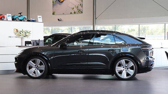 Porsche Macan Turbo 4 of 10