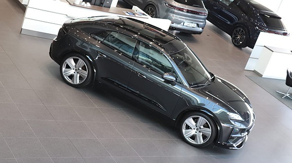 Porsche Macan Turbo 5 of 10