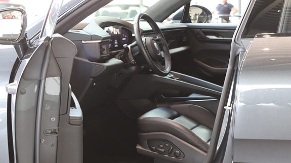 Porsche Macan Turbo 8 of 10