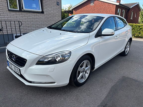 Volvo V40 2 of 12