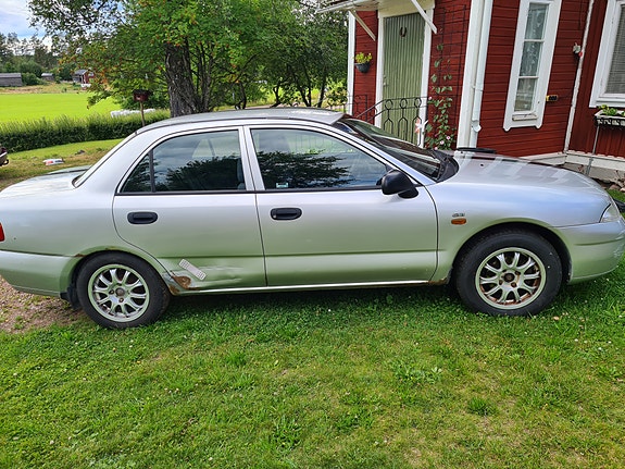 Mitsubishi Carisma 3 of 13