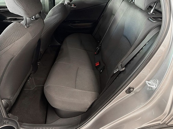 Toyota C-HR 8 of 11