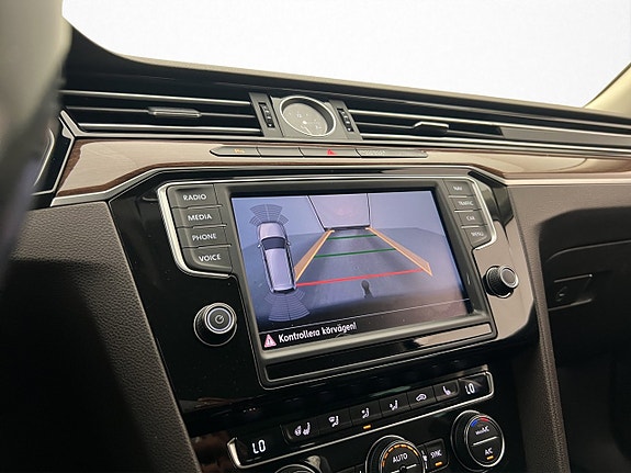 Volkswagen Passat 19 of 30