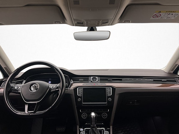 Volkswagen Passat 13 of 30
