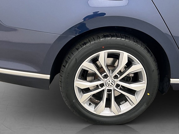 Volkswagen Passat 30 of 30