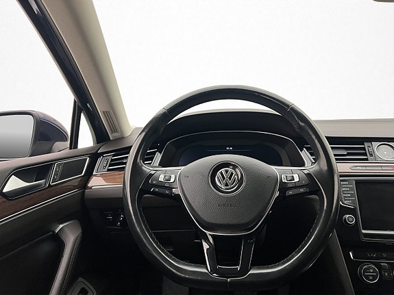 Volkswagen Passat 14 of 30