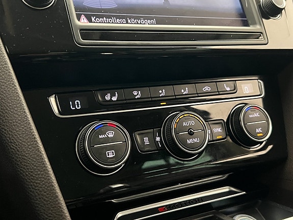 Volkswagen Passat 22 of 30