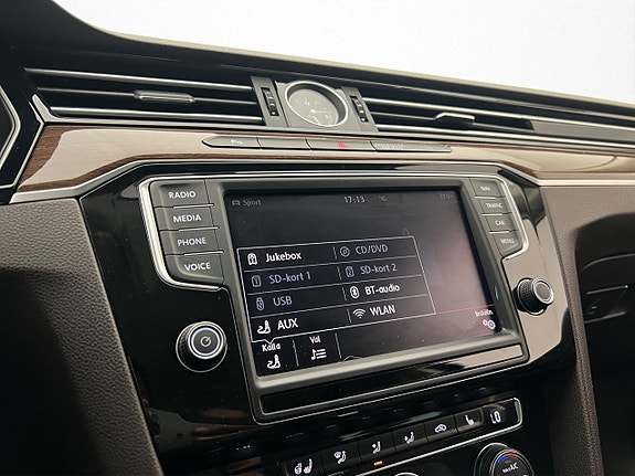 Volkswagen Passat 21 of 30