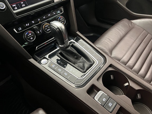 Volkswagen Passat 23 of 30