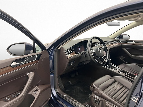 Volkswagen Passat 11 of 30