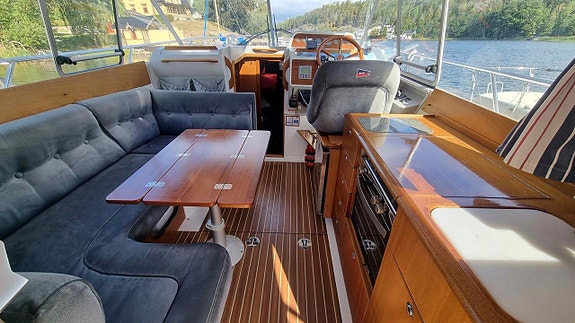 Nimbus 320 Coupe 6 of 30