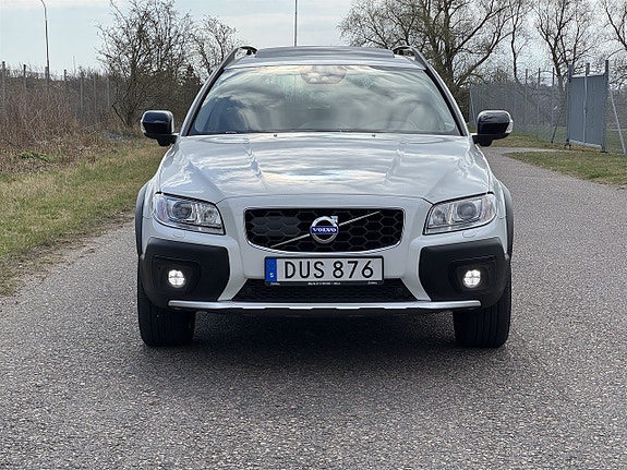Volvo XC70 2 of 19