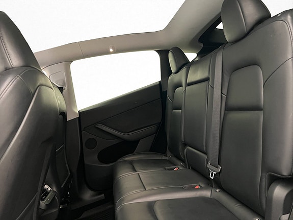Tesla Model Y 26 of 30