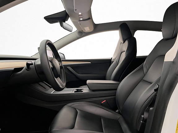 Tesla Model Y 12 of 30