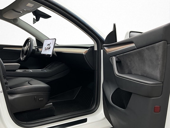 Tesla Model Y 24 of 30
