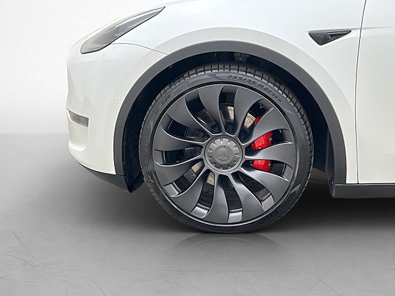 Tesla Model Y 29 of 30
