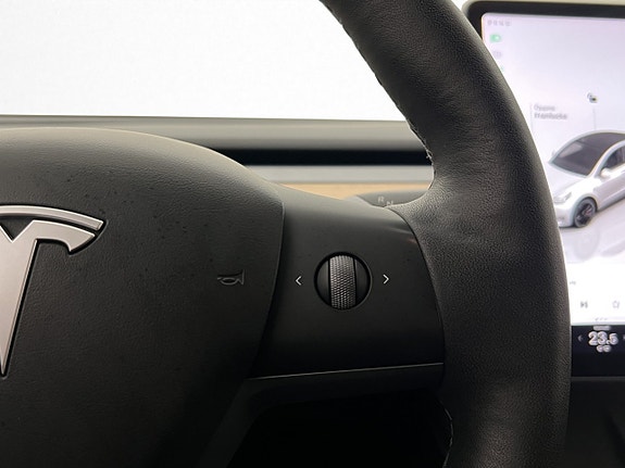 Tesla Model Y 28 of 30